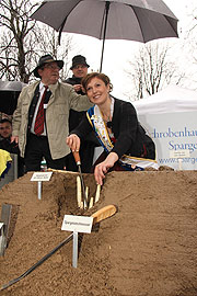 Gut beschirmt durch Spargelchef Josef Plöckl: Stefanie I. ist Spargelkönigin 2012/2103 (©Foto: Martin Schmitz)